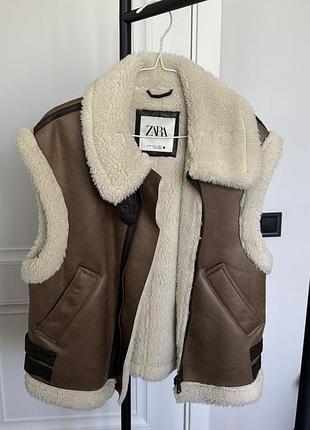 Жилетка жіноча zara коричнева з білим хутром