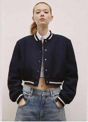 Темно-синій укорочений  бомбер від бренду zara з білими смужками на комірі, манжетах і поясі