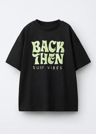 Черная футболка оверсайз zara kids с салатовым принтом (размер 140)