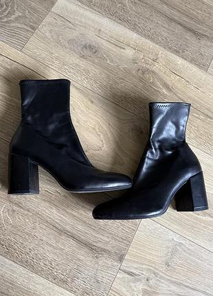 Чорні ботильйони bershka на стійкому підборі, 37