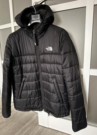 Стильна чорна стьобана куртка the north face з капюшоном.
