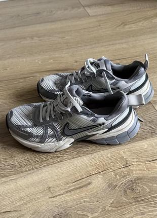 Кроссовки nike v2k run серые / серебристые, 37,5 оригинал