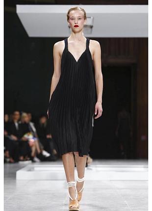 Дизайнерська сукня від бренду chalayan