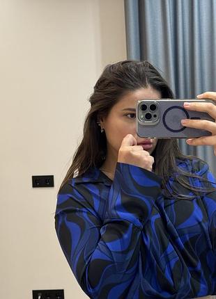 Жіноча блуза zara вкорочена синьо-чорна з абстрактним принтом