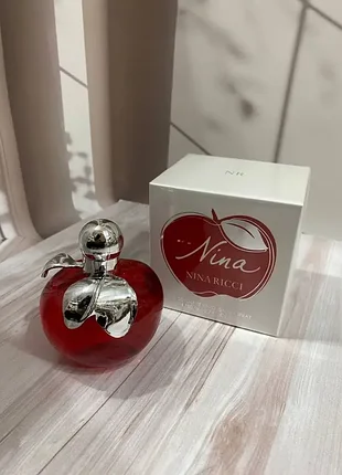 Культовий парфум nina ricci nina.
ніжний та солодкий аромат (червоне яблучко) 80 мл🍎✨