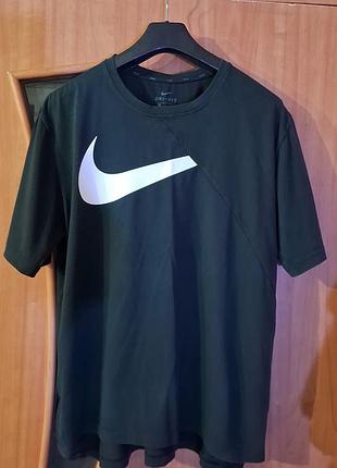 Чоловіча спортивна футболка nike чорна, розмір s/m