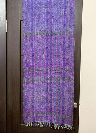 Двосторонній шарф з ручною вишивкою в техніці канта (kantha), виготовлений з індійського шовку чи бавовни.
