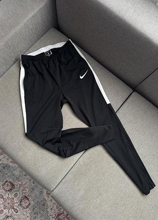 Чоловічі спортивні штани nike чорні, розмір s-m