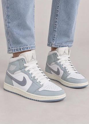 Кросівки жіночі nike air jordan 1 mid білі з блакитним 40 розмір