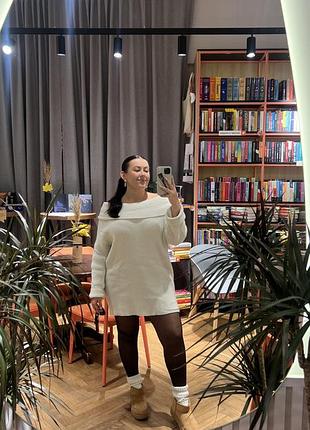 Жіноча в’язана сукня-светр oversize молочного кольору з відкритими плечима