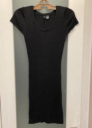 Вязаное черное мини платье в рубчик h&m