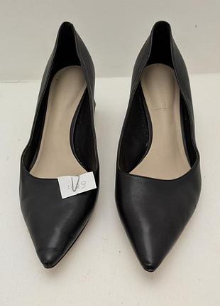 Жіночі туфлі / чорні човники charles & keith (р. 38)