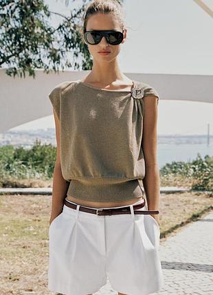Футболка топ с брошью на плече zara