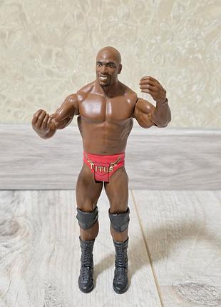Коллекционная экшн-фигурка реслера titus o’neil,mattel wwe 2011 год