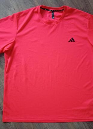 Брендова футболка adidas.
