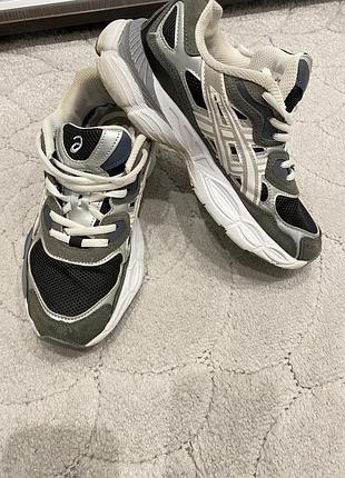 Кросівки чоловічі asics сірі з білим