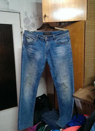 Мужские синие джинсы прямого  кроя с эффектом потертостей  от бренда reigouse- reigouse  jeans original 1986 размер w 34 l 34