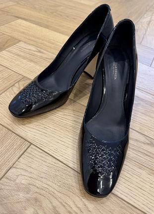 Туфлі жіночі bottega veneta чорні лакові з плетінням