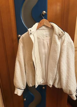 Жіночий бомбер zara твідовий молочний з чорним кантом, розмір m