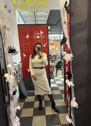 Біла сукня в рубчик