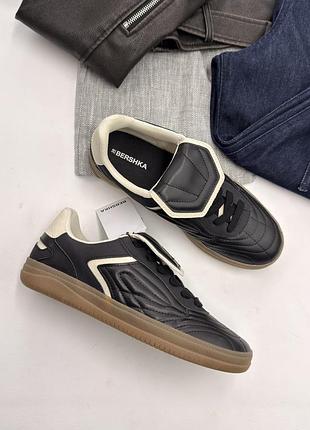 Кросівки в стилі ретро від bershka retro trainers з бордовими вставками та гумовою підошвою. ці кросівки мають гнучку технічну устілку starfit®
