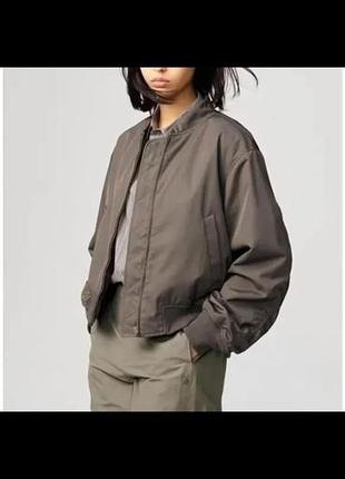 Куртка жіноча uniqlo : c бомбер сіро-бежевий розмір m