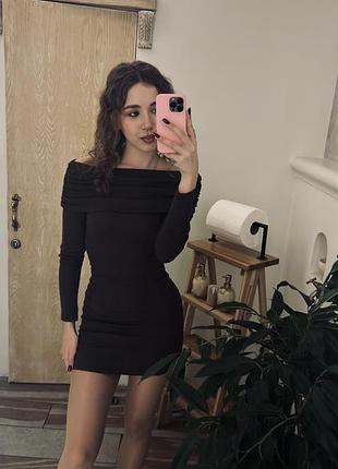 Коротка жіноча сукня з відкритими плечима, коричнева