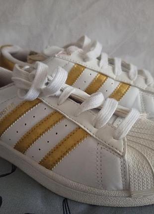 Кросівки унісекс adidas білі із золотистими смужками, довжина устілки 22,5 см