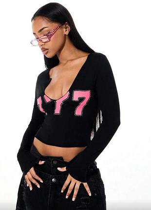 Чорний кроп-топ лонгслів із глибоким вирізом та рожевим принтом у стилі y2k bratz