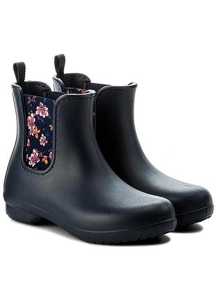 Сапоги crocs freesail chelsea оригинал челси размер w8/38 темно-синие navy floral с резиновыми вставками в цветочек