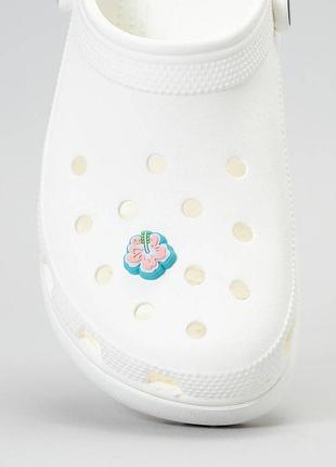 Декоративный аксессуар джибитсы jibbitz для обуви crocs. название: blue hibiscus