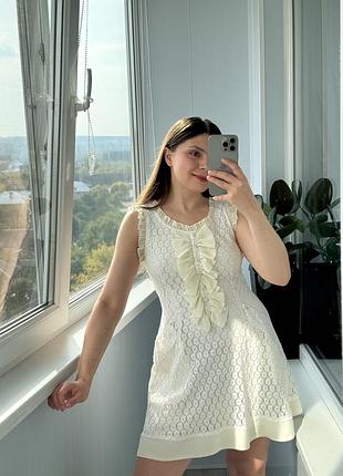 Красива молочна сукня з рюшами