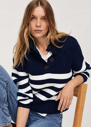 Стильний жіночий светр в стилі casual з елементами морської естетики crew clothing.