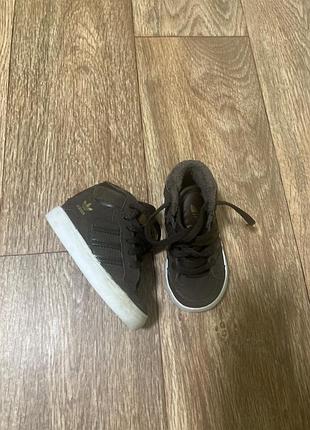 Кросівки для хлопчиків adidas на флісі, коричневі