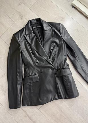 Жіночий піджак zara чорний зі штучної шкіри