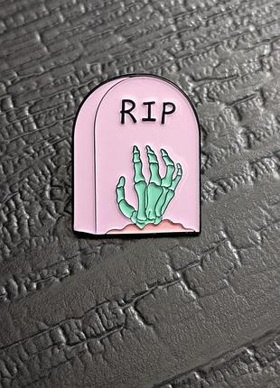 Металлический значок rip розовое надгробие рука скелета брошь halloween кладбище могила wednesday скелет страшный