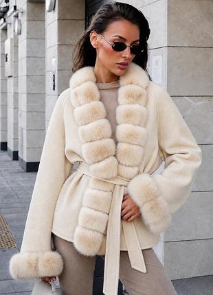 Maxmara — нова колекція осінь-зима 2026
жіноче коротке пальто із шалевим коміром та хутряним оздобленням із лисиці.