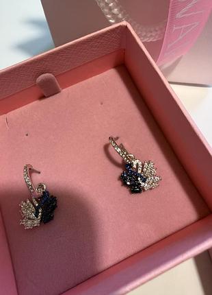Сережки для жінок swarovski swan сріблясті з синіми та білими кристалами