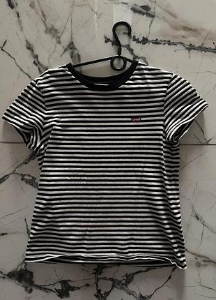 Жіноча футболка levi's у смужку чорно-біла з червоним логотипом, розмір xs