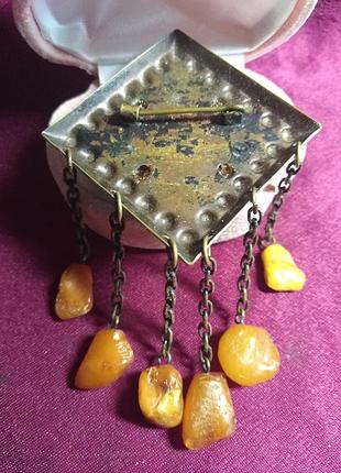 Брошь винтаж времен ссср,янтарь.