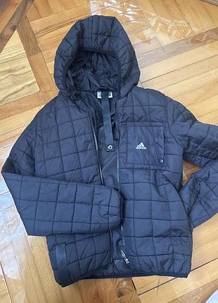 Куртка жіноча adidas чорна стьобана з капюшоном