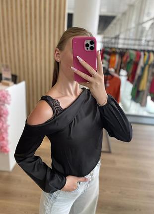 Шовкова блузка з гарним плечем