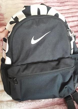 Рюкзак nike чорний з білим принтом