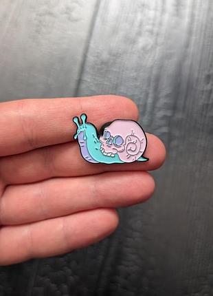 Металлический значок улитка монстр брошь череп слизьняк halloween adventure time skull пин скелет