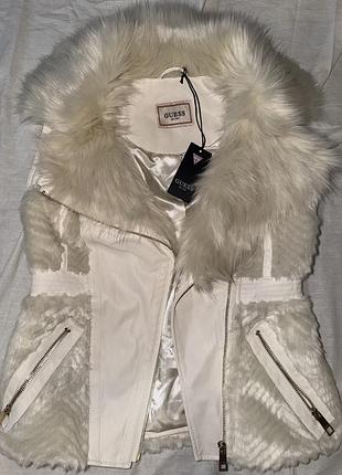 Жіноча жилетка guess  кольору слонова кістка з хутром та шкіряними вставками
