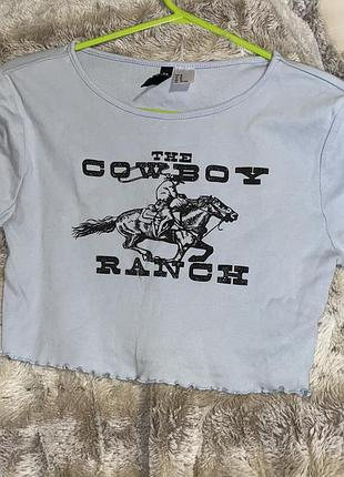 Трендовий блакитний кроп-топ h&m divided із принтом the cowboy ranch (розмір m)