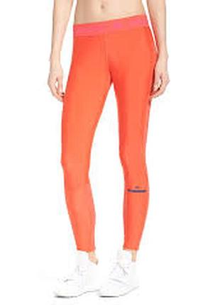 Оранжевые леггинсы adidas stella mccartney run long tight имеют контрастную розовую полосу на поясе и мелкий логотип на левой ноге. размер указан s.