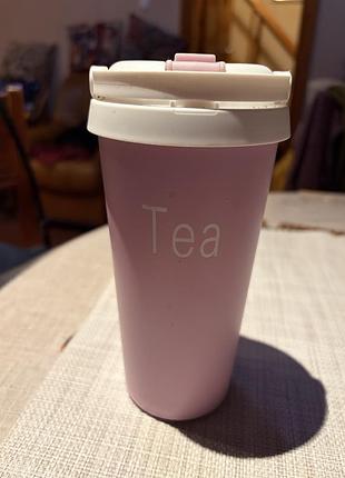 Розовая термокружка с надписью «tea», белой крышкой и розовой кнопкой-стоппером
