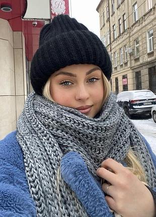 Тепла чорна жіноча шапка