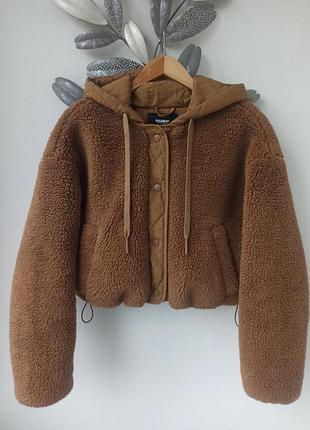 Укорочена куртка-шубка тедді pull&bear з капюшоном / зимова еко-шубка на синтепоні в ідеалі